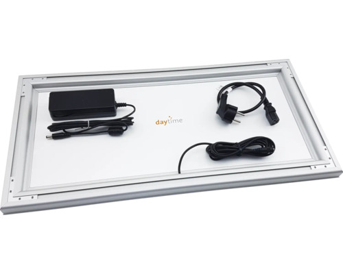 Daytime Adapter und Stromkabel in einem silberfarbenen Rahmen