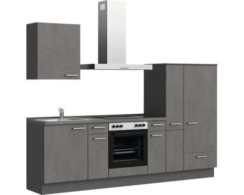 Küchenzeile mit Spüle, Herd, Backofen, Dunstabzugshaube und Schränken