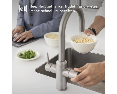 Küchenszene mit Wasserhahn, aus dem heißes Wasser in eine Schüssel mit Nudeln läuft