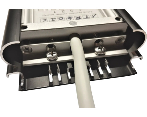 Detailansicht einer LED-Leuchte mit Anschlusskabel und Klemmen