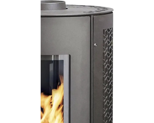 Detailansicht eines Kaminofens mit Sichtfenster und Flammen