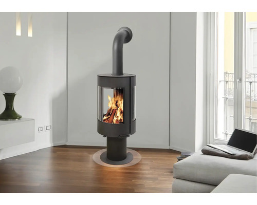 Kaminofen im Wohnraum mit Holzbefeuerung