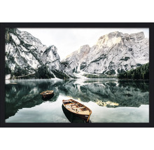 Gerahmtes Bild mit Bergsee und Ruderbooten