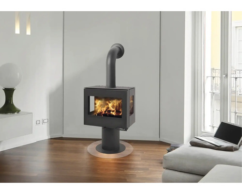 Moderner Kaminofen im Wohnzimmer mit Holzfeuer.