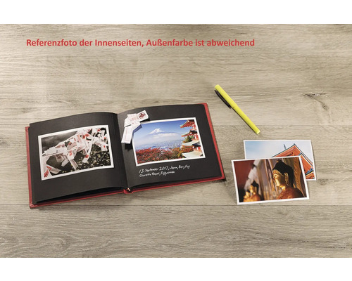 Offenes Fotoalbum mit Fotos und Stift