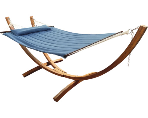 Freistehende Hängematte mit Kissen und Holzgestell