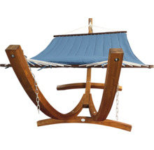 Freistehende Hängematte mit Holzgestell und Stoffdach