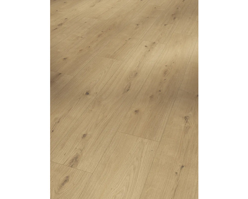 Nahaufnahme von Laminatboden in Holzoptik.