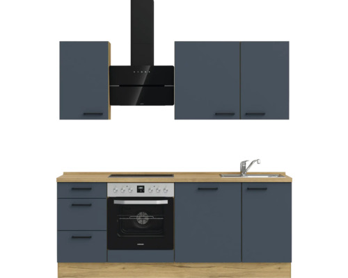 Küchenzeile mit Hängeschränken, Dunstabzugshaube, Spüle und Einbauherd