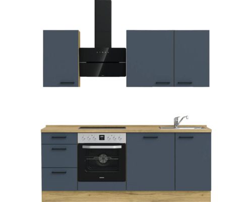 Küchenzeile mit Spüle, Herd, Dunstabzugshaube und Schränken