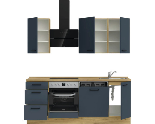 Komplette Küchenzeile mit Spüle, Herd, Dunstabzugshaube und Schränken.