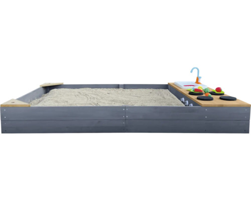 Sandkasten mit Spielküche und Sand gefüllt