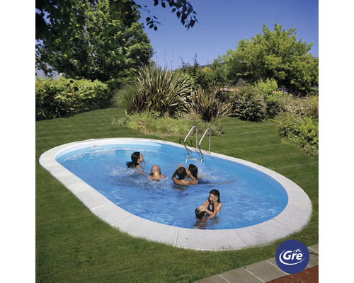 Einbaupool Styropor-Pool-Set Gre Moorea oval 800x400x150 cm inkl. Sandfilteranlage, Skimmer, Leiter, Filtersand, Bodenschutzvlies & Anschlussschlauch weiß Ovaler Pool mit Poolleiter und spielenden Personen im Garten