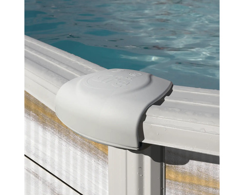 Detailaufnahme eines Pool-Handlaufs aus Kunststoff