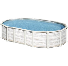 Ovaler Swimmingpool mit Stahlwand und Wasser gefüllt