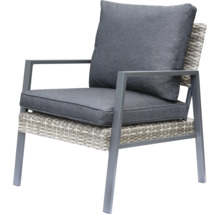 Gartensessel mit grauem Kissen und Rattanstruktur