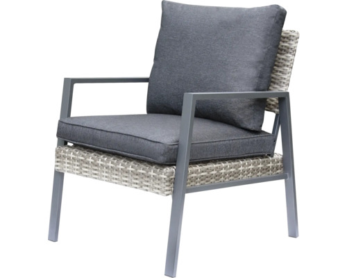 Gartensessel mit grauem Kissen und Rattanstruktur