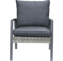 Gartenstuhl mit grauem Kissen und Rattanstruktur