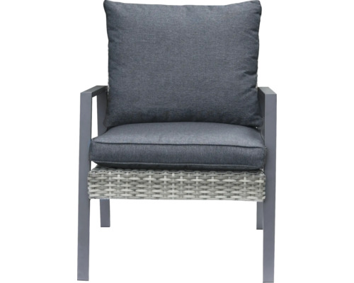 Gartenstuhl mit grauem Kissen und Rattanstruktur