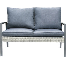 Zweisitzer-Gartenbank mit grauen Polstern und Rattanoptik