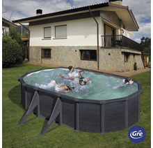 Ovaler Pool mit Holzoptik im Garten mit schwimmenden Personen