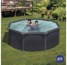 Achteckiger Pool im Garten mit zwei Personen und Gre Logo.