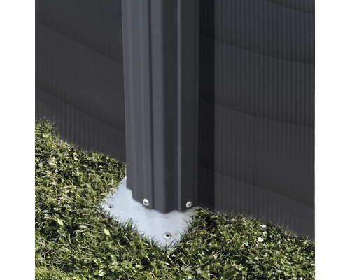 Detailansicht einer Gartenhaus-Pfostenbefestigung auf Gras