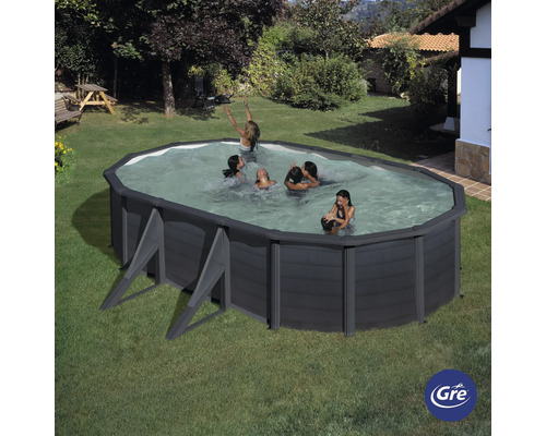 Ovaler Pool im Garten mit darin spielenden Personen. Gre Logo.