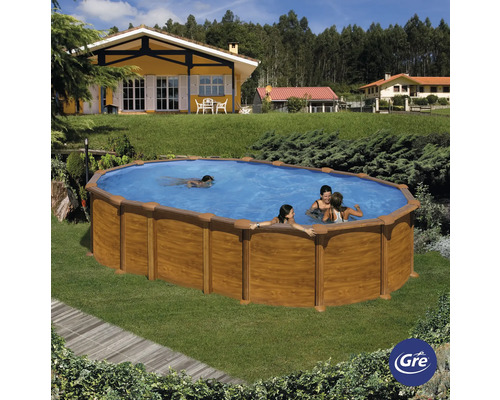 Ovaler Swimmingpool im Garten mit badenden Personen