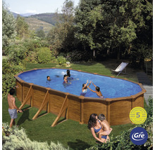 Ovaler Pool mit Holzverkleidung im Garten mit spielenden Personen