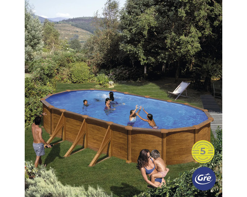 Ovaler Pool mit Holzverkleidung im Garten mit spielenden Personen
