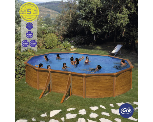 Aufstellpool aus Holz mit Personen im Garten