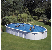 Ovaler Pool im Garten mit spielenden Kindern.
