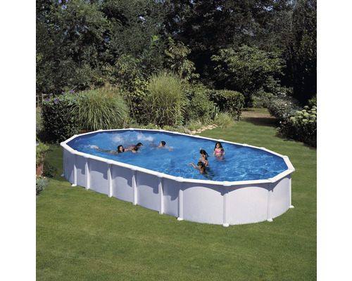 Ovaler Pool im Garten mit spielenden Kindern.
