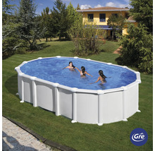 Ovaler Swimmingpool mit drei Personen im Garten