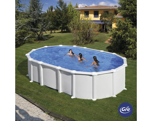 Ovaler Swimmingpool mit drei Personen im Garten