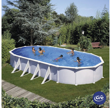 Ovaler Pool im Garten mit schwimmenden Personen