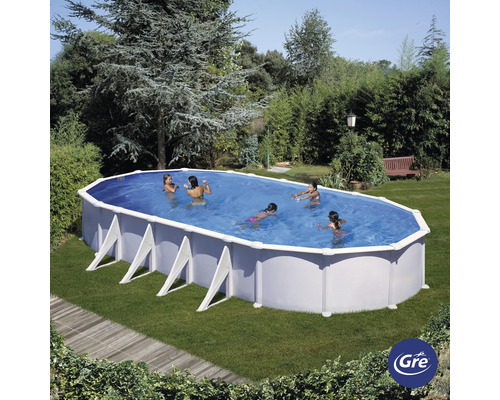 Ovaler Pool im Garten mit schwimmenden Personen