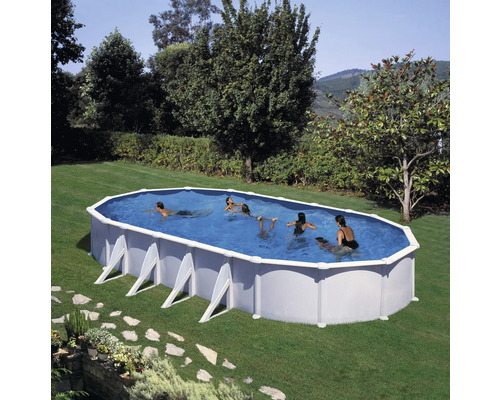 Ovaler Stahlwandpool mit Personen im Garten