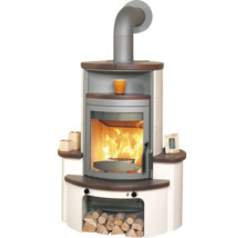 Kaminofen mit Holzfach und brennendem Feuer