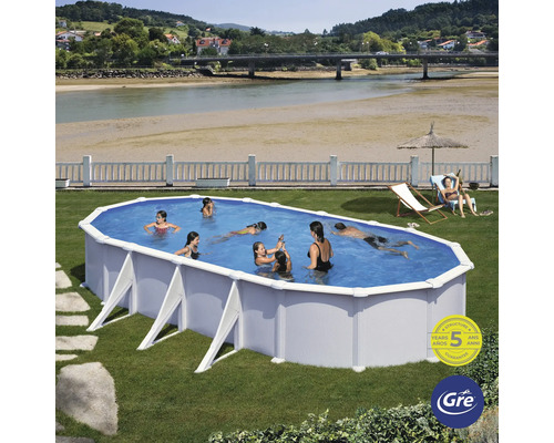 Ovaler Pool mit mehreren Personen im Wasser und Gre Logo