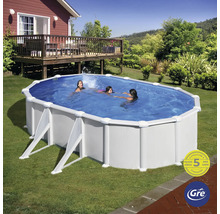 Ovaler Pool mit Stahlwand im Garten mit drei Personen im Wasser
