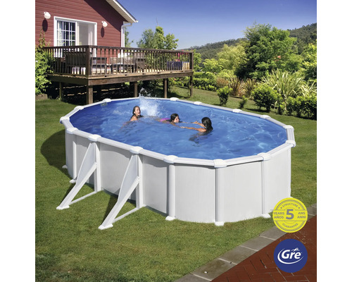 Ovaler Pool mit Stahlwand im Garten mit drei Personen im Wasser