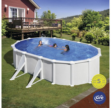 Ovaler Swimmingpool im Garten mit spielenden Personen und Garantieaufkleber