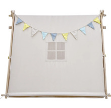 Spielzelt mit Fenster und Girlande