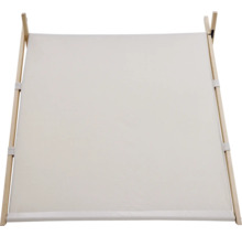 Leeres Spielzelt aus Holz und Stoff