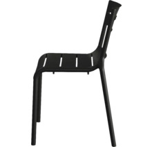Schwarzer Gartenstuhl mit Lattenstruktur in Seitenansicht
