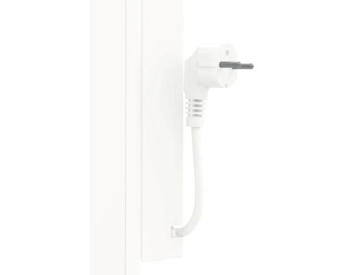 Weißer Netzstecker an einem Gerät