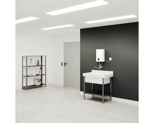 Heller Raum mit Regalen, Waschbecken und Boiler an einer dunklen Wand