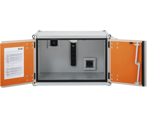 Geöffneter Schaltschrank mit Steckdosenleiste und Lüfter